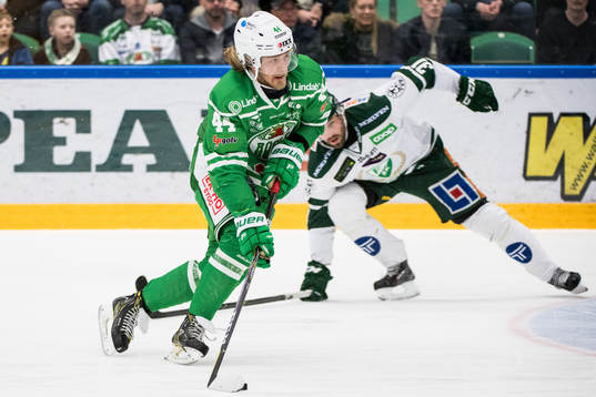 Rögles Olle Liss rundar Färjestads Dick Axelsson