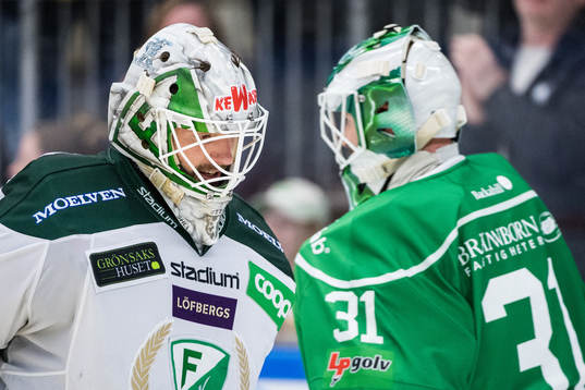 Färjestads målvakt Lars Haugen och Rögles målvakt Ville