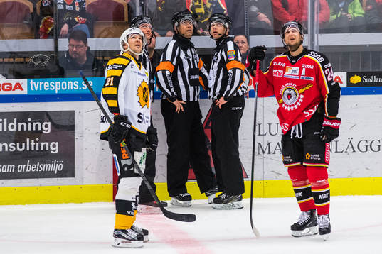 Domarna Sören Persson och Mikael Andersson samt
