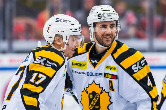 Skellefteås Pär Lindholm och Bud Holloway jublar