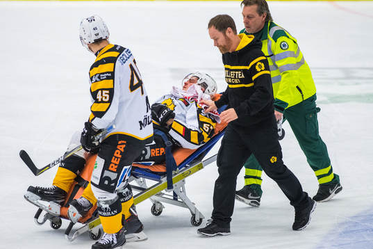 Skellefteås Emil Djuse förs av isen på bår