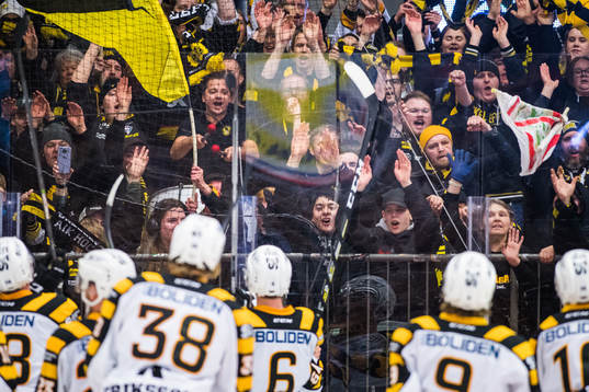 Skellefteås spelare tackar supportrarna som jublar
