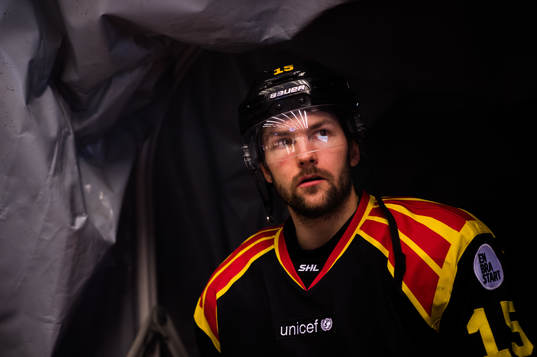 Brynäs Simon Bertilsson  före ishockeymatchen i SHL