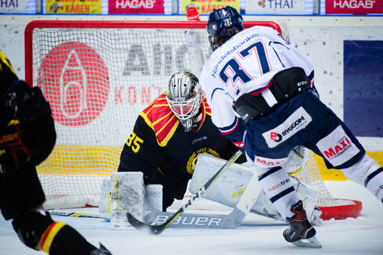 Linköpings Adam Ginning gör 0-1 bakom Brynäs målvakt