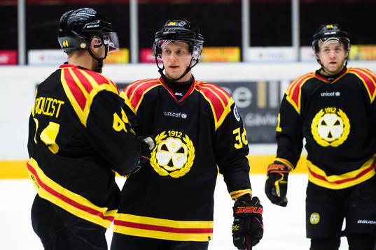 Brynäs Jacob Blomqvist jublar med Linus Ölund och Juuso