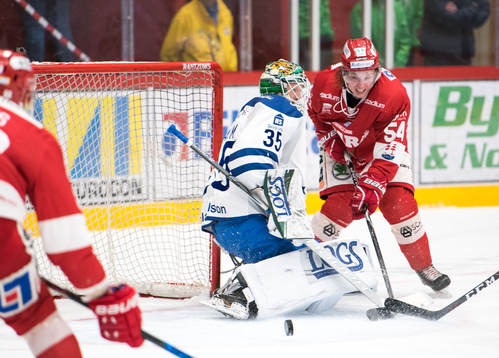 Timrås Jonathan Dahlen i kamp mot Leksands målvakt Robin