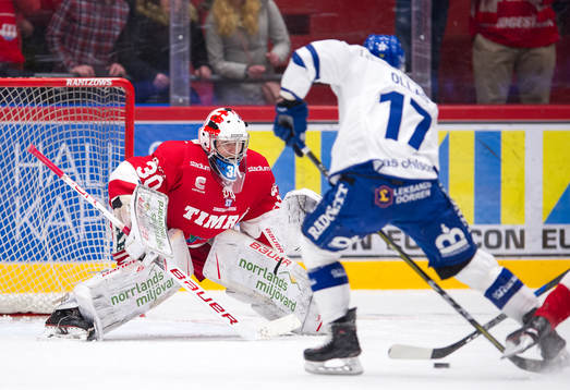 Leksands Jesper Ollas i friläge mot Timrås målvakt