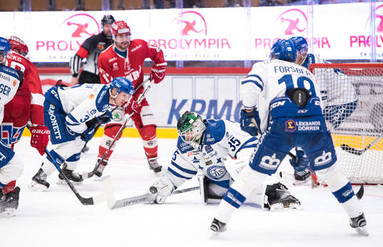 Leksands målvakt Robin Rahm räddar skott