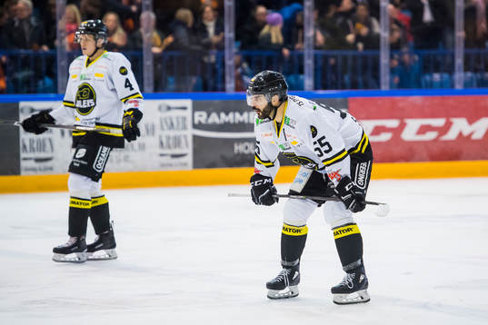 Johannes Johannesen of Stavanger Oilersand Joshua Soares of