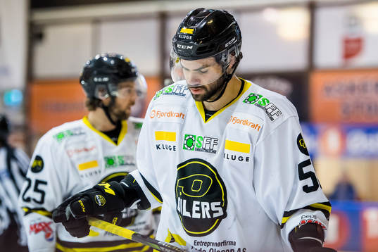 Joshua Soares of Stavanger Oilers looks dejected