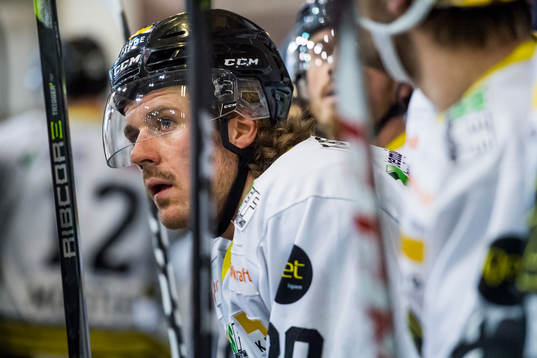 Kristian Forsberg of Stavanger Oilers looks dejected