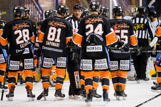 The players of Frisk Asker discuss with the referee