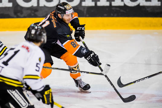 Vinny Saponari of Frisk Asker shoot to score 2-0