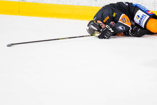 Vinny Saponari of Frisk Asker with an injury