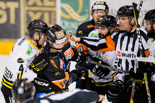 Johannes Johannesen of Stavanger Oilers and Taylor Joseph