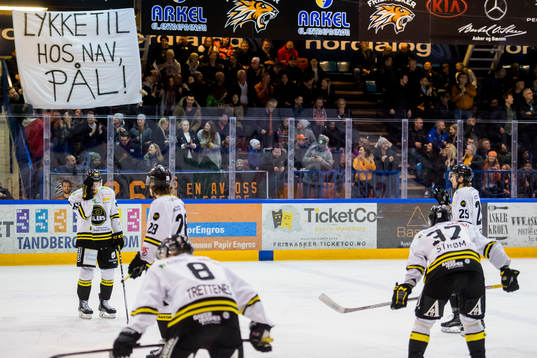 The players of Stavanger Oilers look dejected in front of a