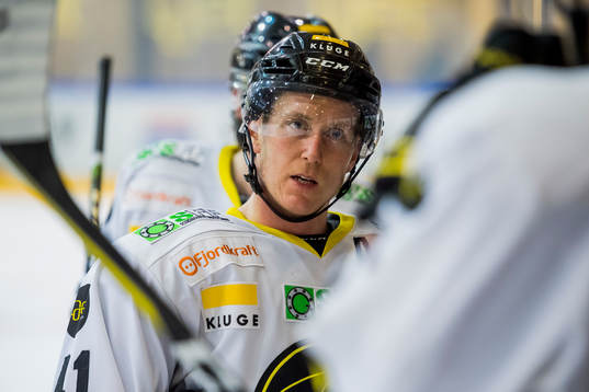 Dennis Sveum of Stavanger Oilers looks dejected