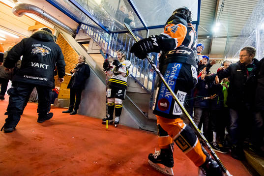 Mathias Trettenes of Stavanger Oilers looks dejected