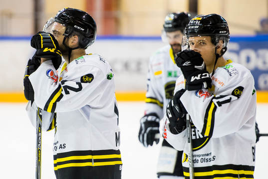 Mats Larsen Mostue of Stavanger Oilers and Eirik Børresen