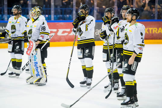 The players of Stavanger Oilers look dejected