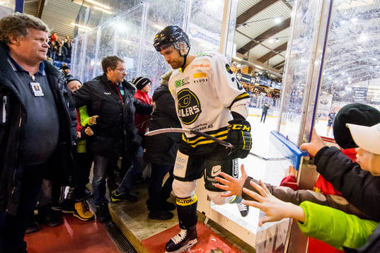Daniel Bøen Rokseth of Stavanger Oilers looks dejected