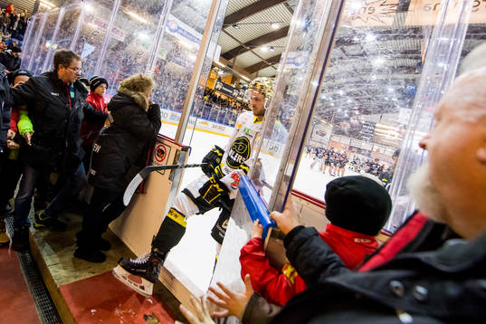 Eirik Østrem Salsten of Stavanger Oilers looks dejected