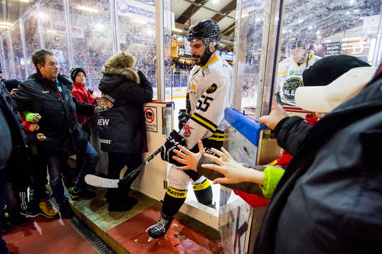 Joshua Soares of Stavanger Oilers looks dejected