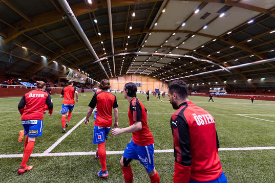 Östers spelare värmer upp före träningsmatchen i