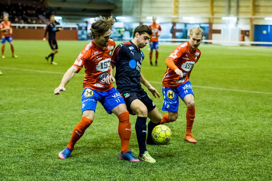 Helsingborgs Mattias Almeida mellan Östers Simon Helg och