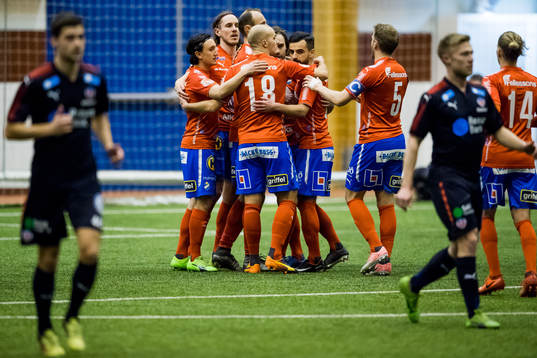 Östers Simon Helg jublar