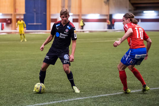 Helsingborgs Carl Thulin jagas av Östers David Johannesson