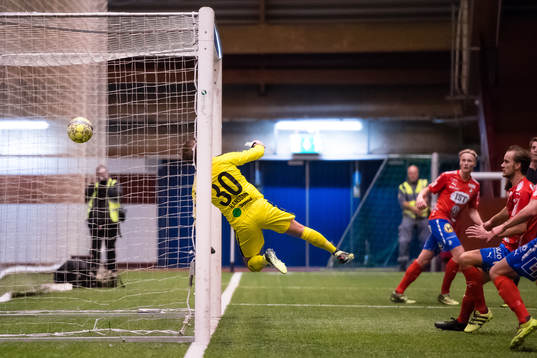 Östers Filip Örnblom (ej i bild) gör mål 2-0 bakom
