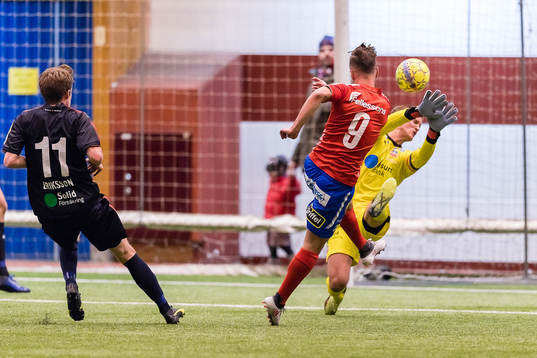 Helsingborgs målvakt Pär Hansson räddar ett avslut från