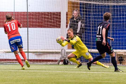 Helsingborgs målvakt Pär Hansson räddar ett avslut från