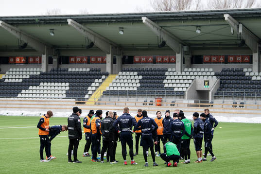 Spelare och ledare samlas