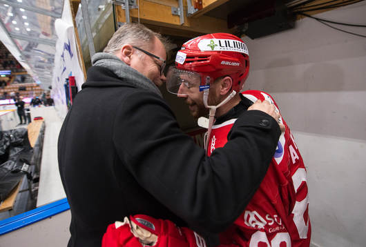 Timrås Michael Parks kramas om av Timrås sportchef Kent