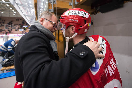 Timrås Michael Parks kramas om av Timrås sportchef Kent