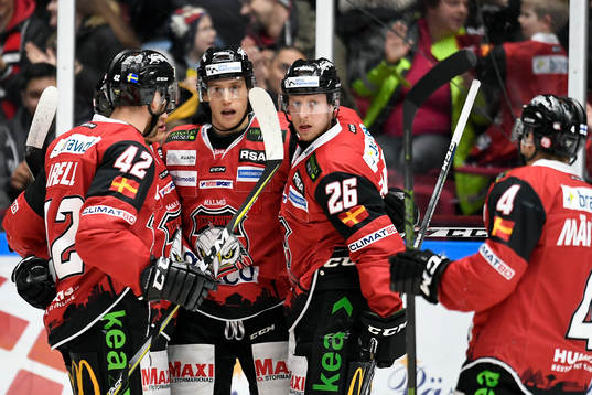 Malmö Redhawks Robin Alvarez (mitten) jublar med Niklas