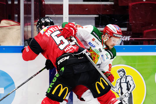 Malmö Redhawks Anton Mylläri tacklar Moras Fabian