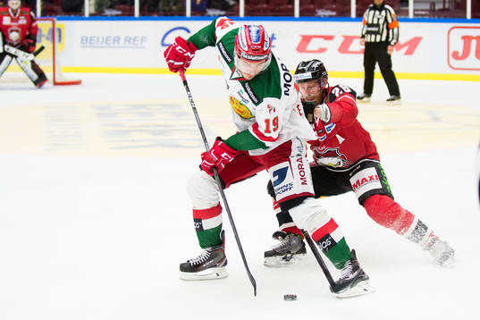 Moras John Persson och Malmö Redhawks Jens Olsson