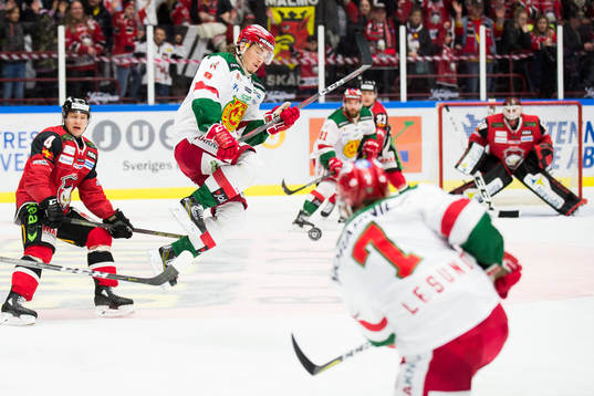 Moras Robin Johansson hoppar