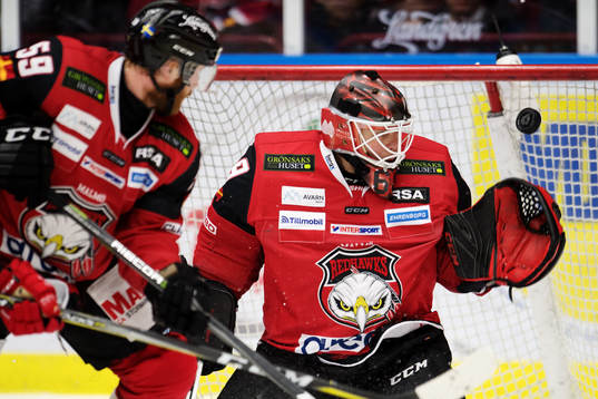 Malmö Redhawks målvakt Oscar Alsenfelt räddar