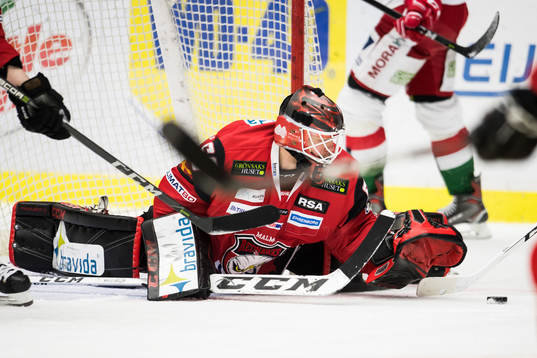 Malmö Redhawks målvakt Oscar Alsenfelt gör räddning