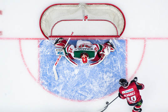 Malmö Redhawks Robin Alvarez framför Moras målvakt