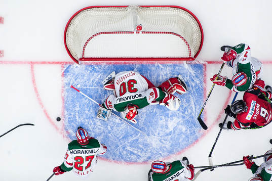Malmö Redhawks Frederik Storm ensam mellan Moras spelare