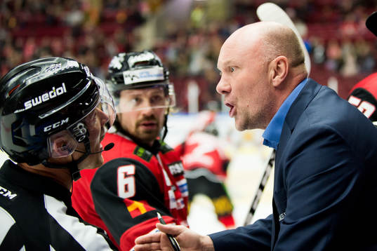 Malmö Redhawks tränare Peter Andersson i diskussion med