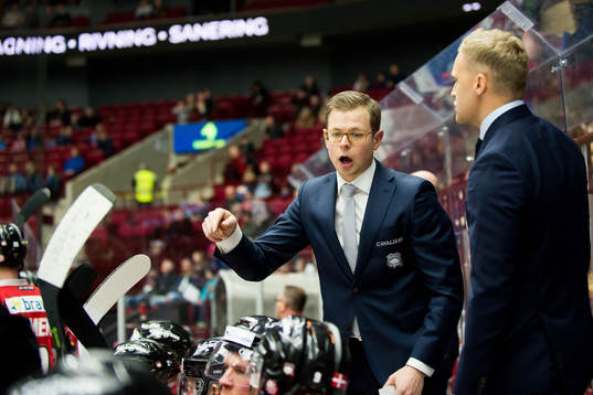 Malmö Redhawks assisterande tränare Martin Filander jublar
