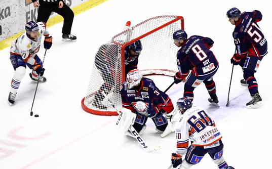 Växjös Pontus Netterberg med pucken och Linköpings Adam