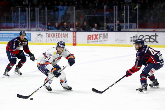 Växjös Robert Rosén med pucken