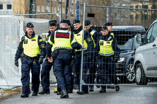 Polisen förbereder sig